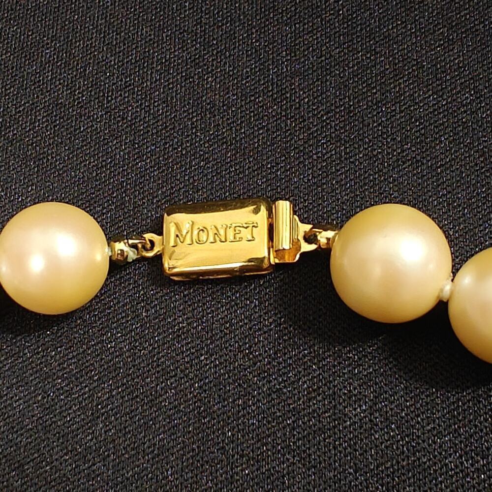 Vintage Signed Monet 17” Faux Pearl Necklace Chunky 10 mm Box Clasp Classic - Picture 5 of 6
